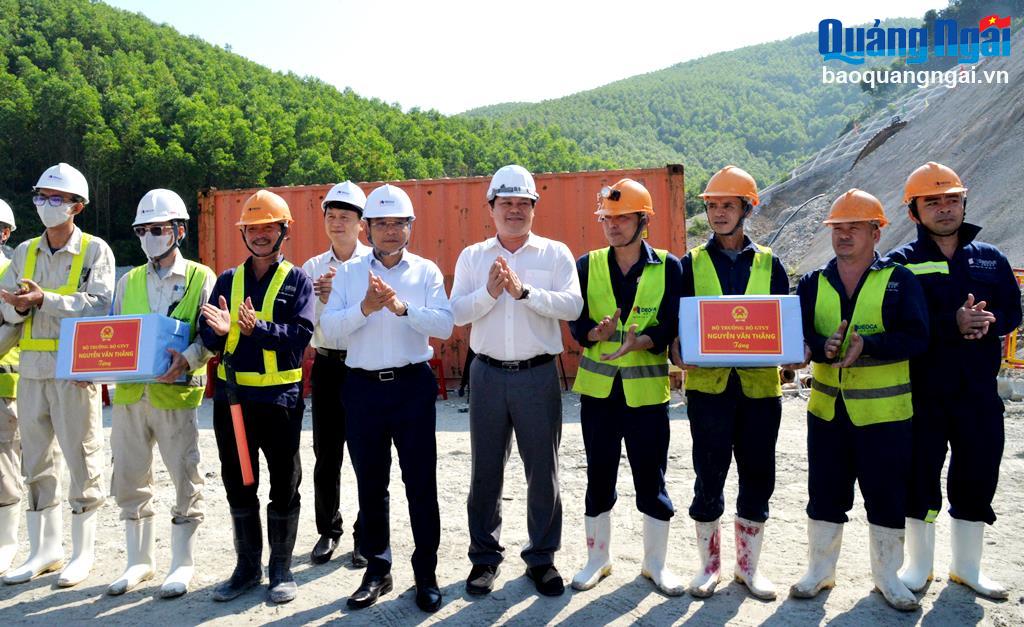 Bộ trưởng Bộ GTVT Nguyễn Văn Thắng tặng quà động viên công nhân thi công công trình cao tốc Bắc - Nam, đoạn Quảng Ngãi - Hoài Nhơn.