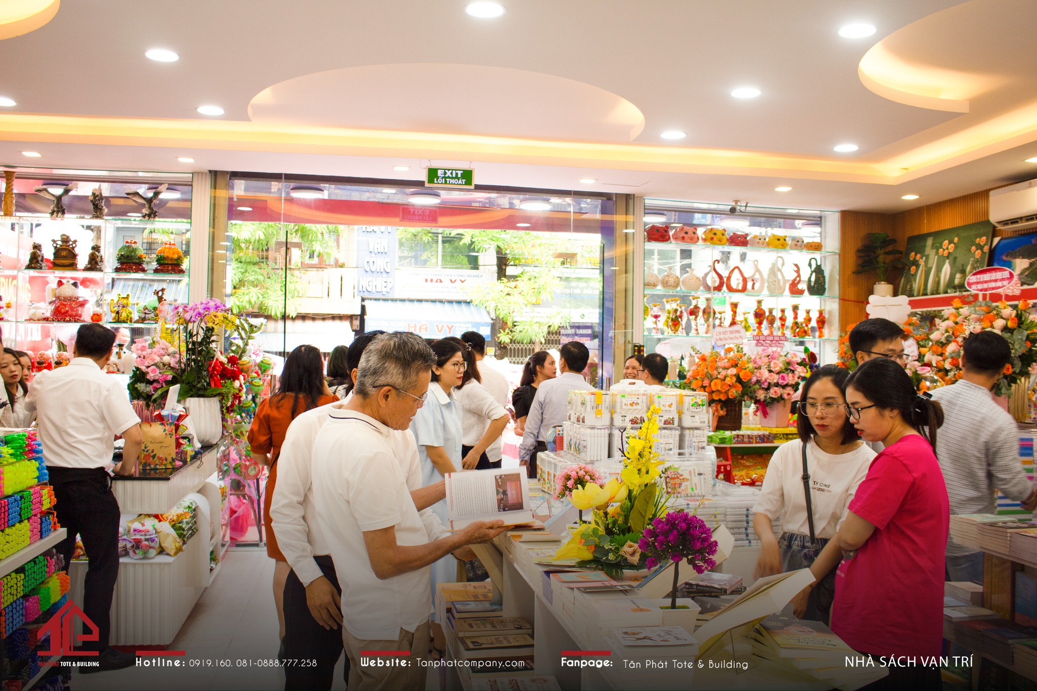 Khách Hàng Đến Tham Quan Ngày Đầu Khai Trương