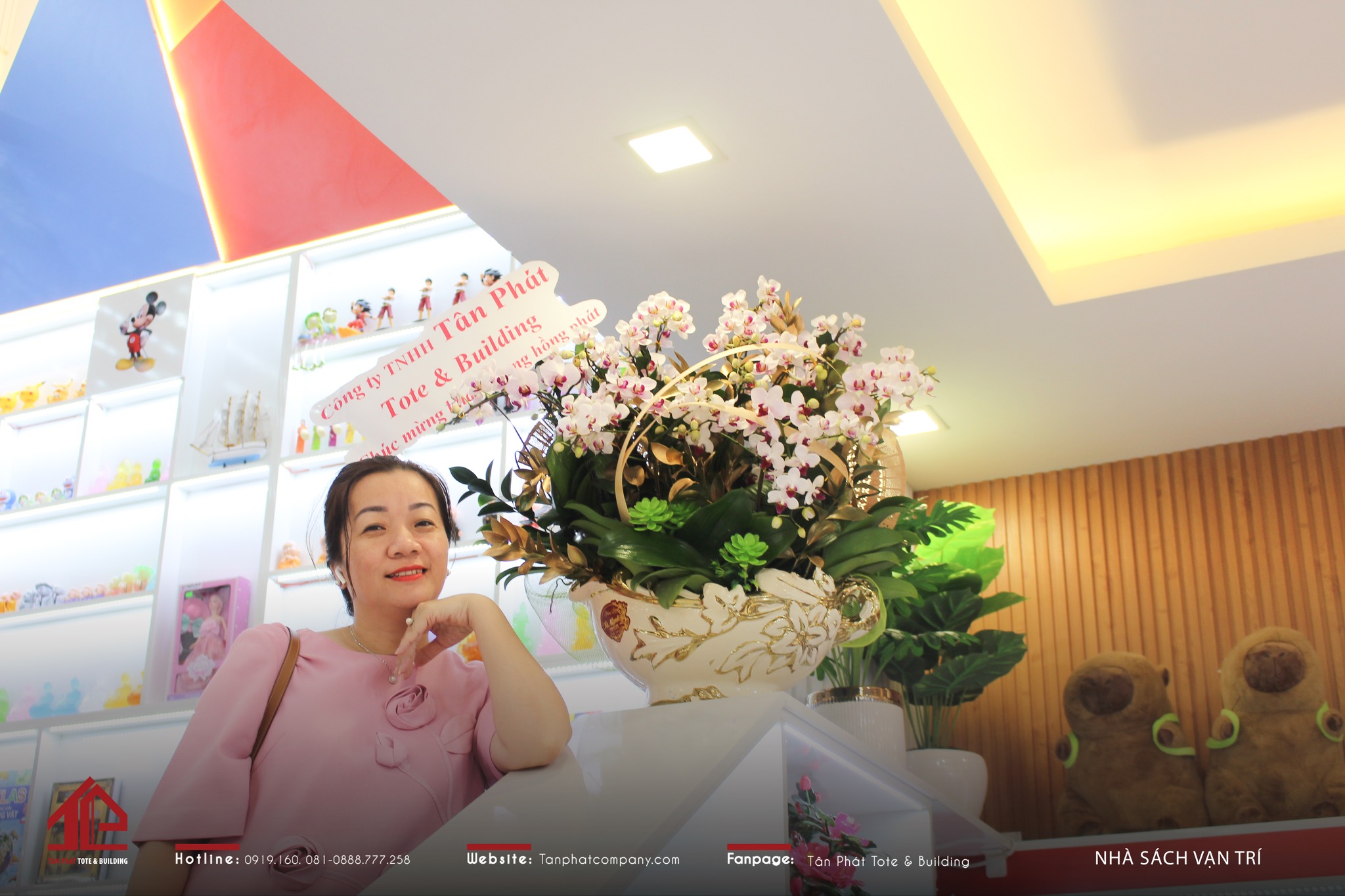 CEO CHAU MINH TRAN Và Bình Hoa Tươi Tặng Khai Trương