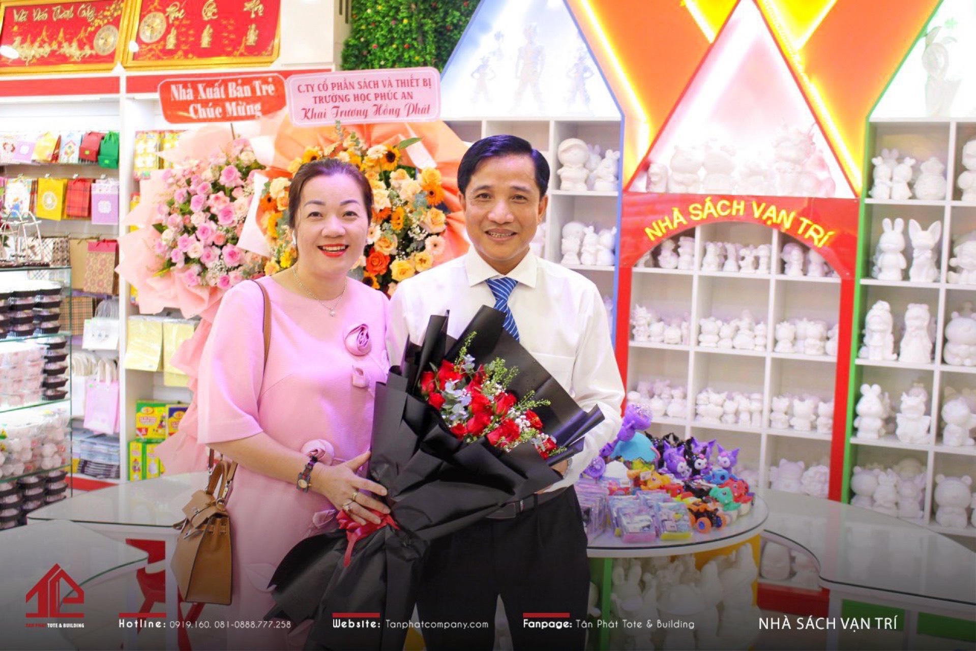 CEO CHAU MINH TRAN Tặng Hoa Mừng Khai Trương Với Giám Đốc Nhà Sách Vạn Trí