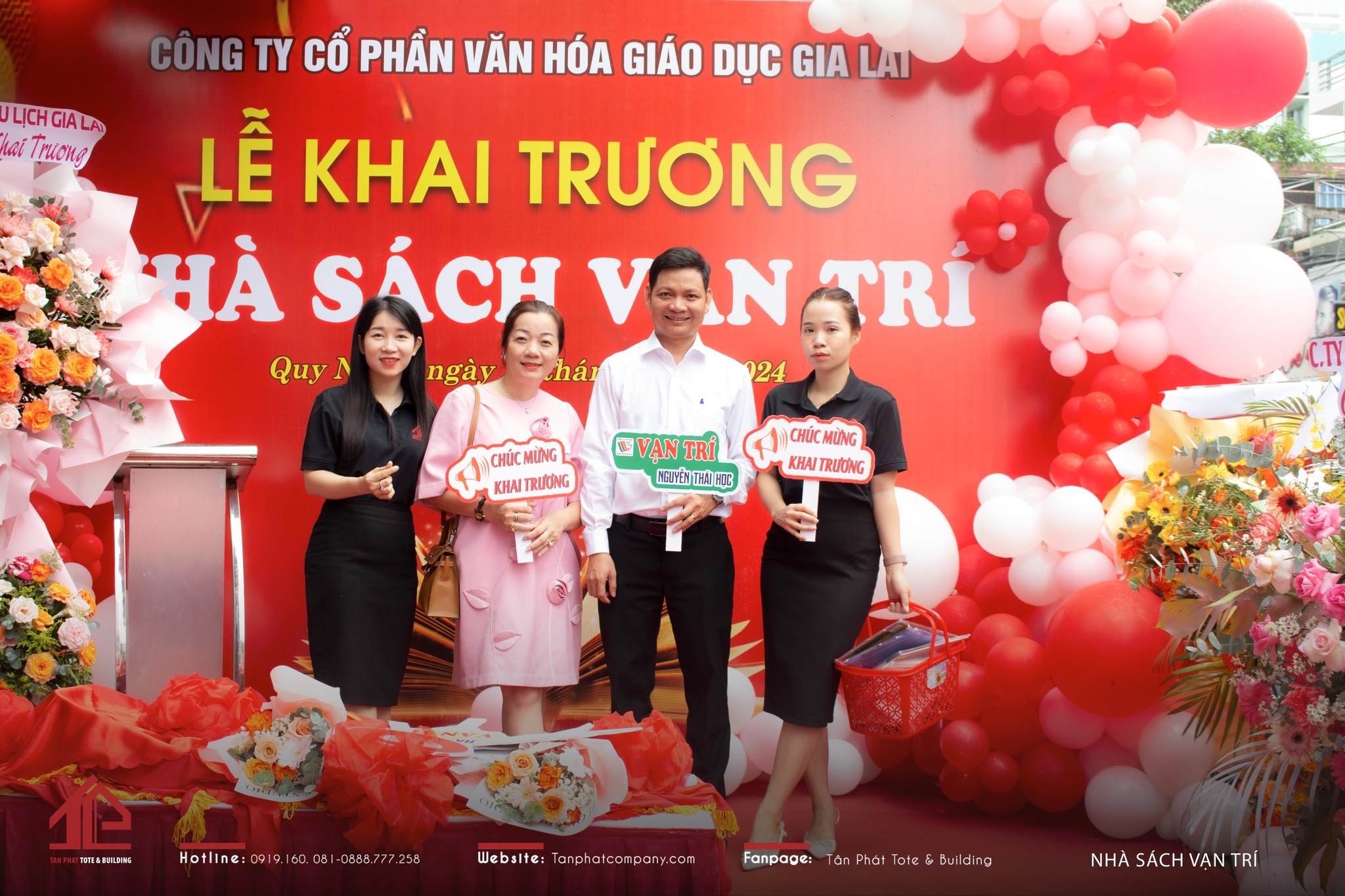 Chụp Ảnh Kỉ Niệm Mừng Khai Trương Nhà Sách Cùng Tân Phát