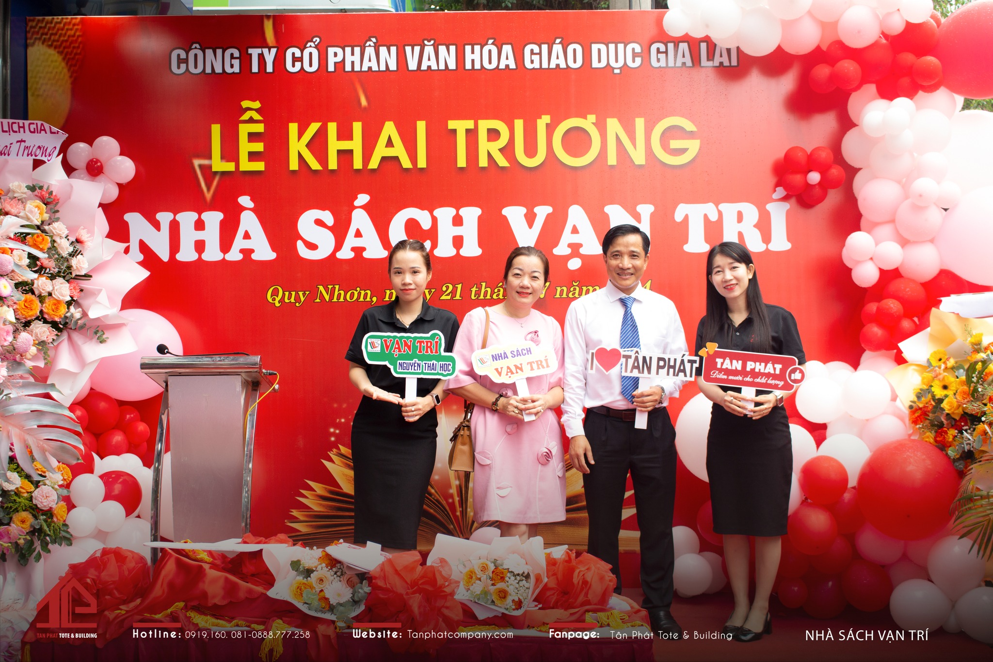 Chụp Ảnh Kỉ Niệm Mừng Khai Trương Nhà Sách Cùng Tân Phát