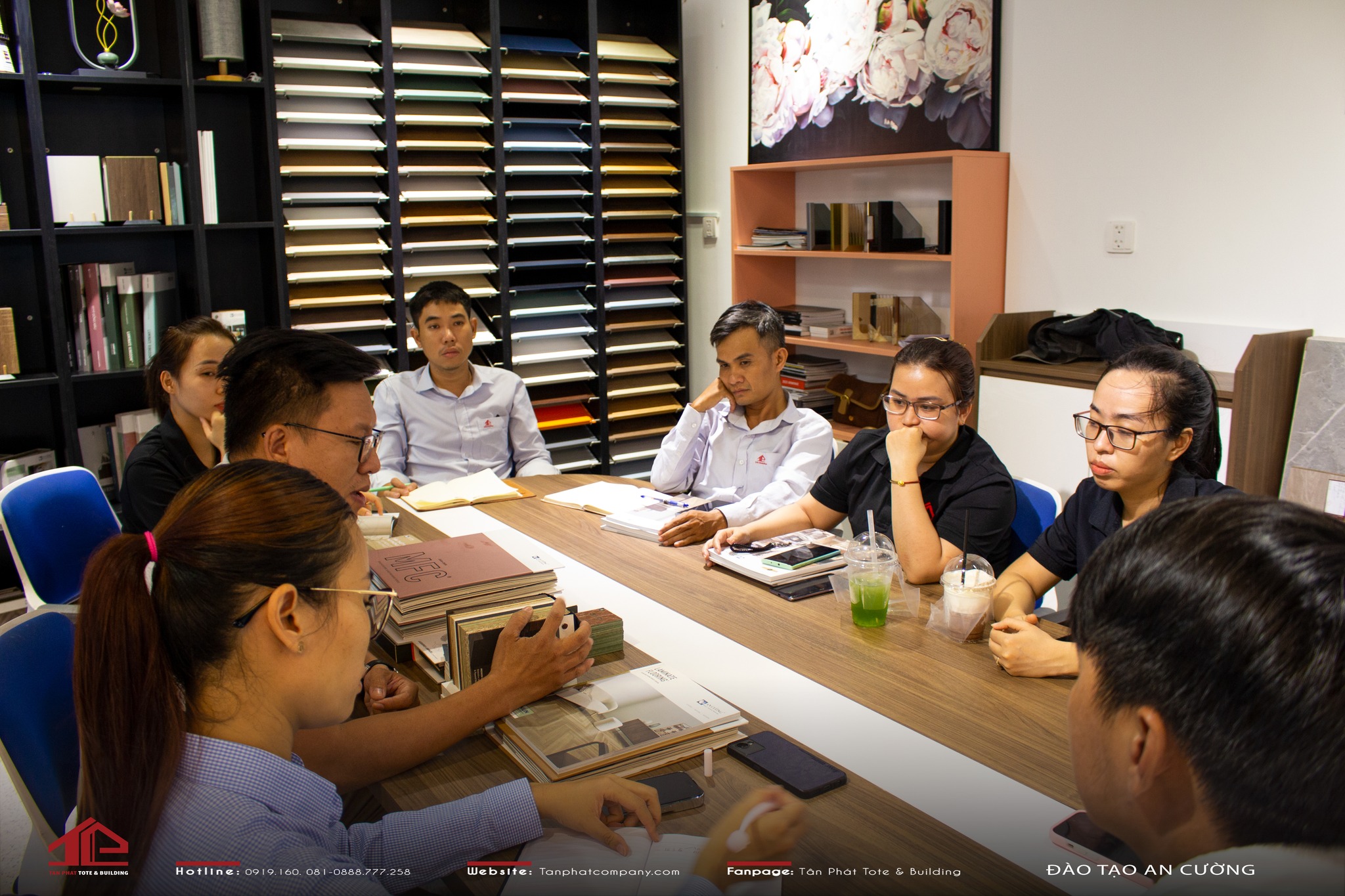 Từng danh mục sản phẩm của Công Ty An Cường được bày trí cho các thành viên của Tân Phát xem trực tiếp