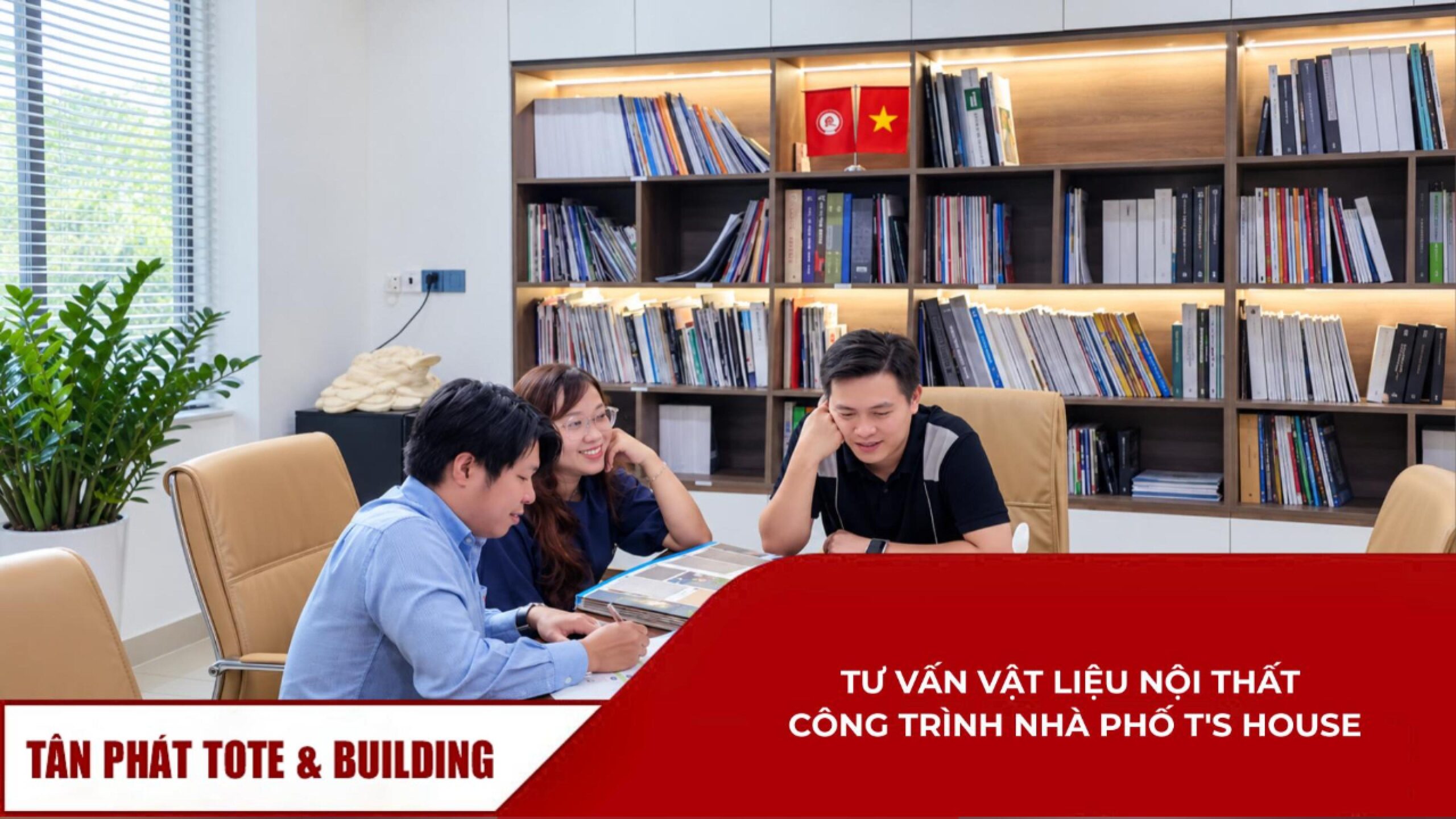 Khách hàng cùng đội ngũ Tân Phát trao đổi mẫu vật liệu cho ngôi nhà